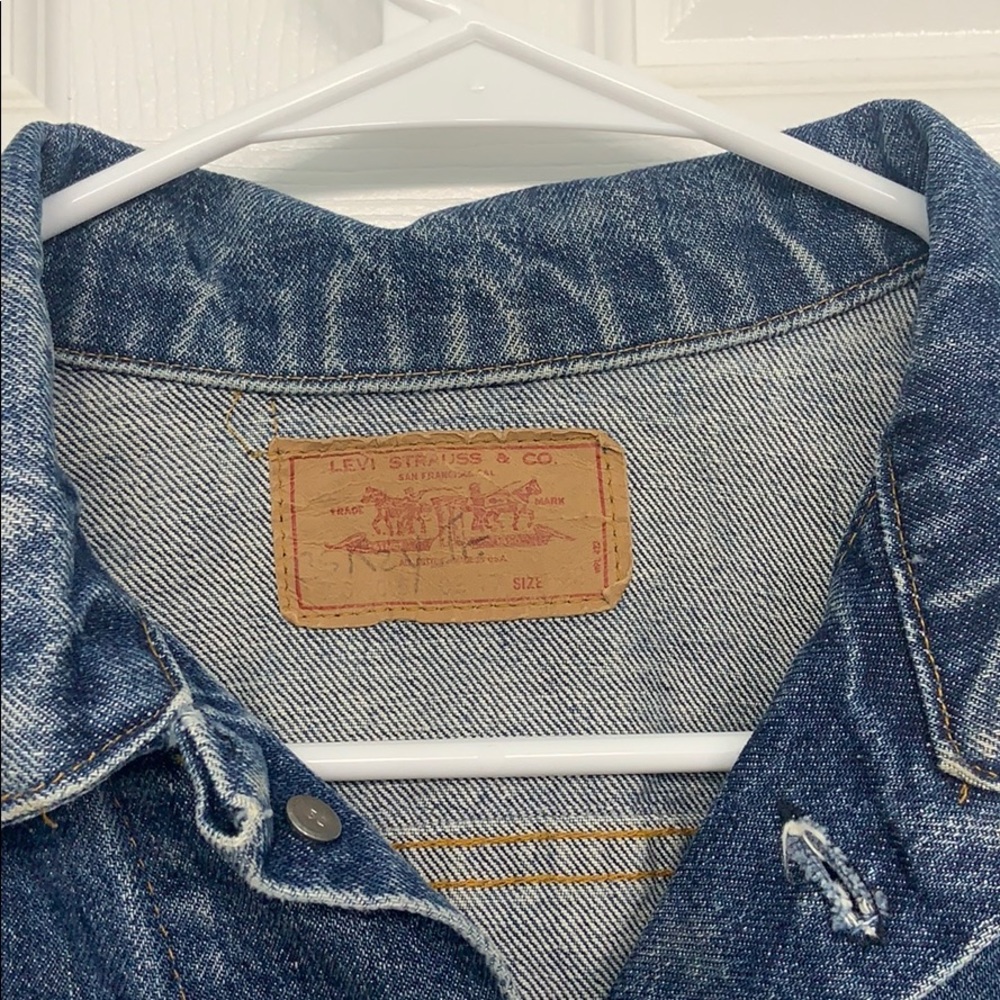 Vintage Levi’s denim jacket - Picture 2 of 5
